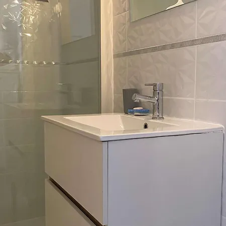 Cosy Climatise Proche Thermes A Avec Balcon Et Lave-linge - Fr-1-553-272 * Balaruc-les-Bains